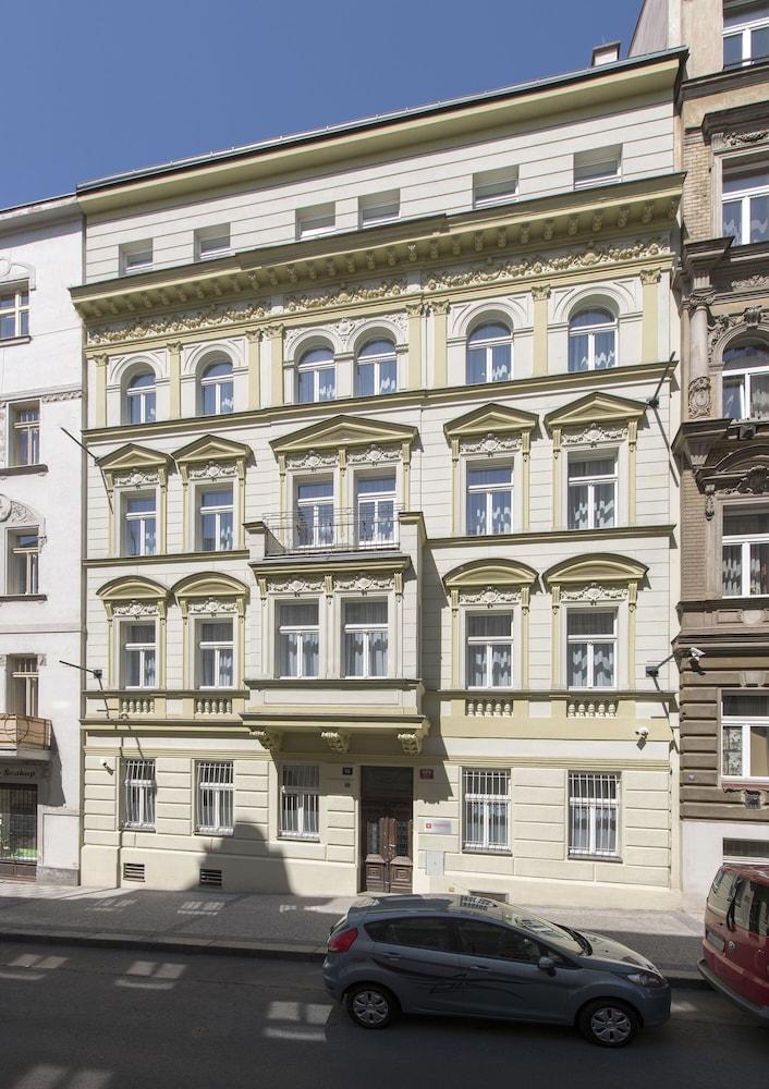 Downtown Suites Kodanska Prague Ngoại thất bức ảnh