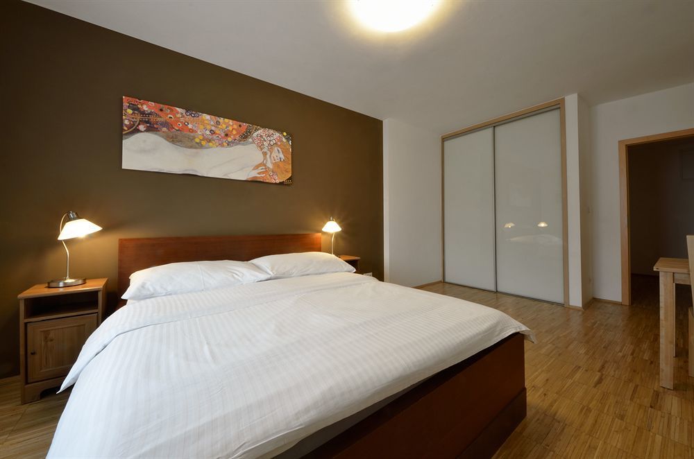 Downtown Suites Kodanska Prague Ngoại thất bức ảnh
