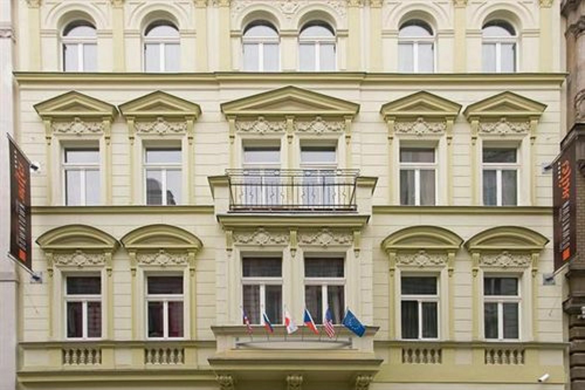 Downtown Suites Kodanska Prague Ngoại thất bức ảnh